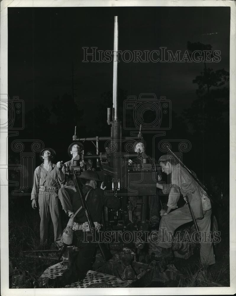 1942 Press Photo U.S. Servicemen Use Anti-Aircraft to Attack the Enemy 1942 Press Photo U.S. Servicemen Use Anti-Aircraft to Attack the Enemy