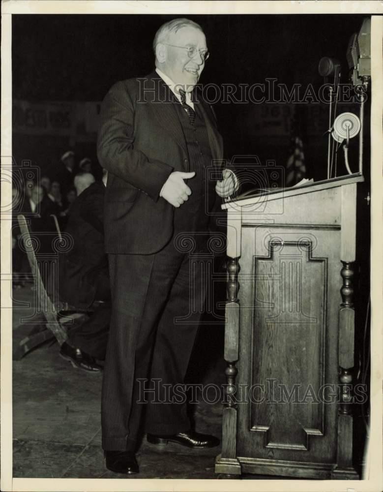 1936 Press Photo Seattle Mayor John F. Dore smiles from behind a podium