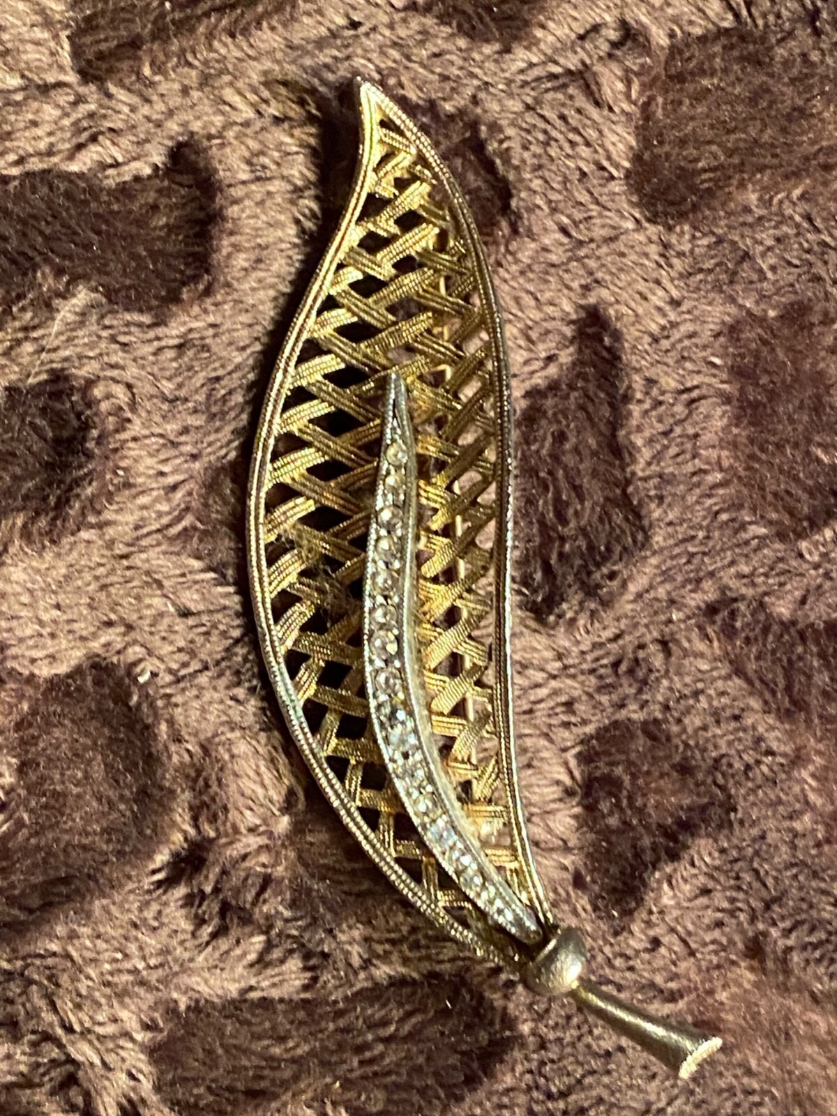 Vintage Jonette Marked JJ Gold Tone Rhinestone Open Leaf Pin Brooch 3\