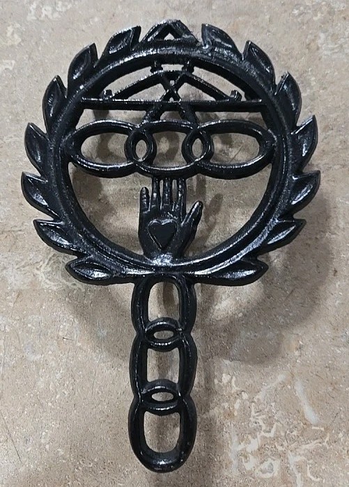 VINTAGE WILTON CAST IRON-HEART & HAND TRIVET-L=8\