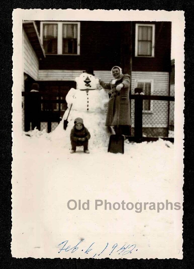 MOTHER KID DAUGHTER AMAZING PERFECT SNOWMAN WINTER 1942 OLD/VINTAGE PHOTO- G119