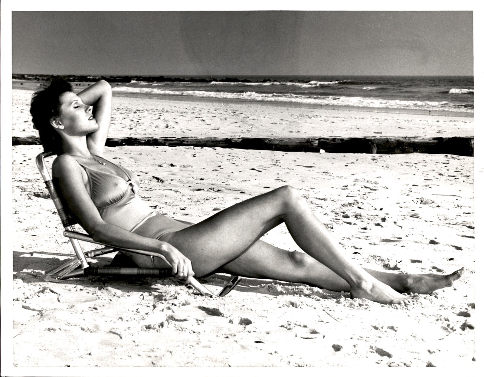 LD315 Original Ewing Galloway Photo BUSTY BIKINI BABE SUN BATHING ON THE BEACH
