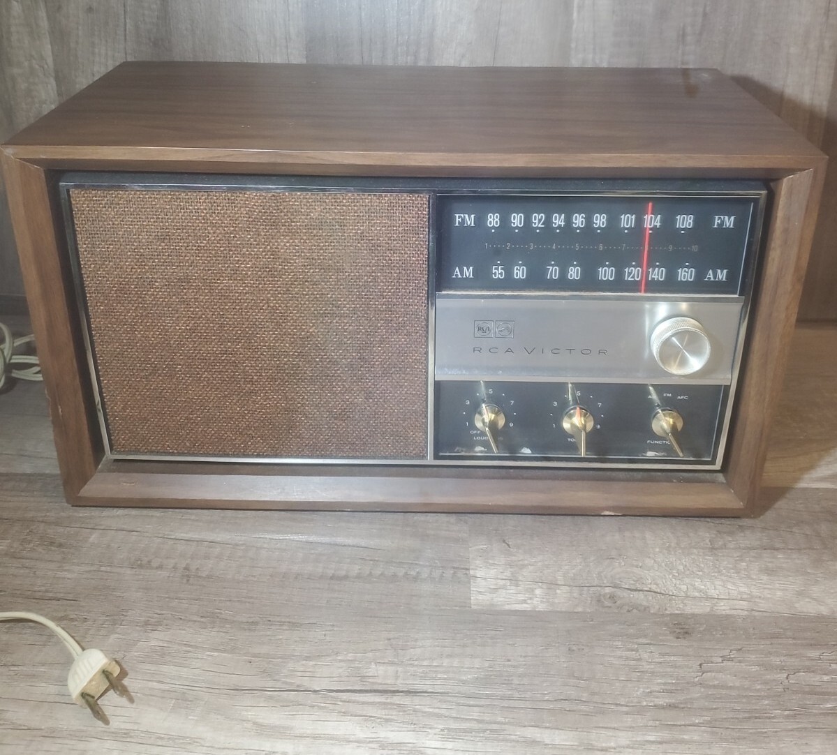 Vintage 1960's RCA VICTOR RHC33W WALNUT Radio Needs Work 16 Vintage 1960's RCA VICTOR RHC33W WALNUT Radio Needs Work 16