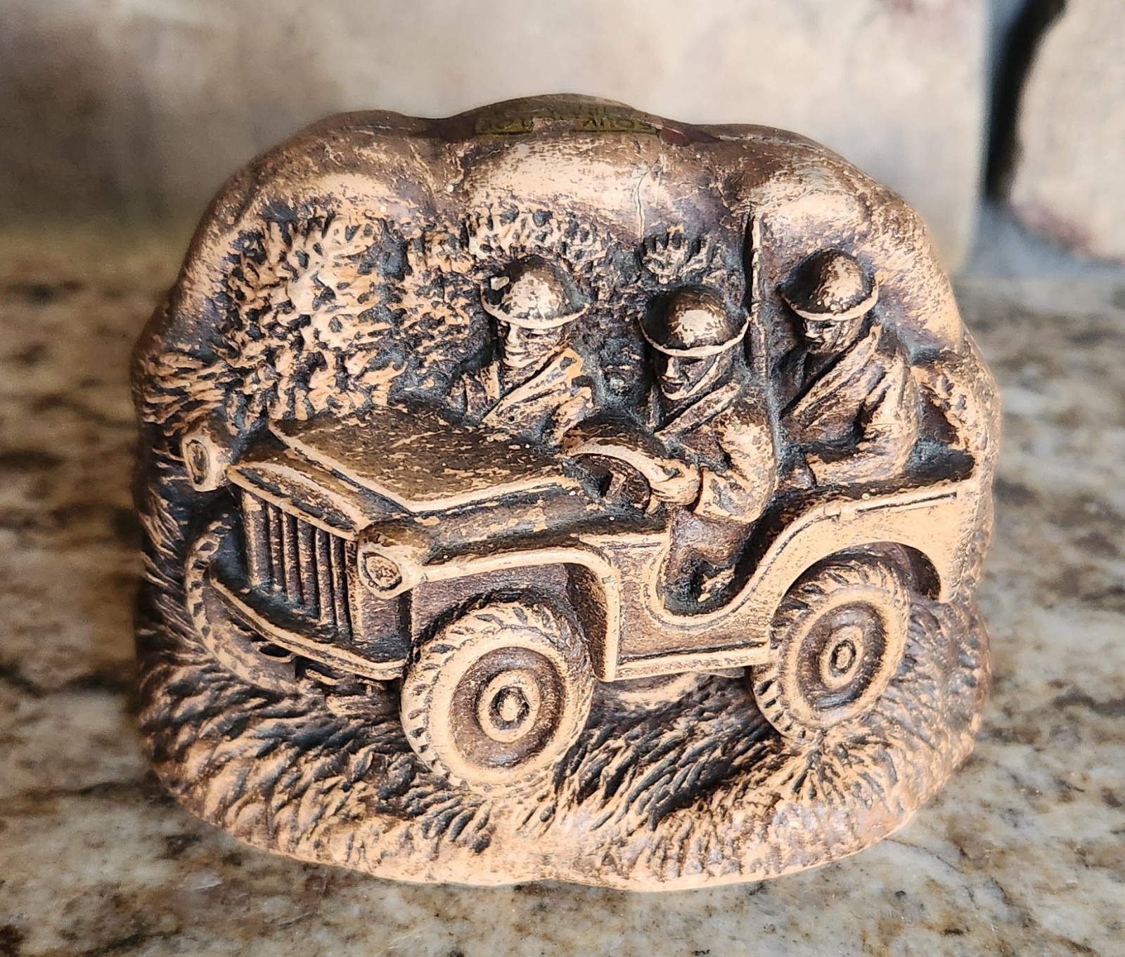 VINTAGE WWII BANTAM JEEP SYROCO WOOD PAPERWEIGHT VINTAGE WWII BANTAM JEEP SYROCO WOOD PAPERWEIGHT