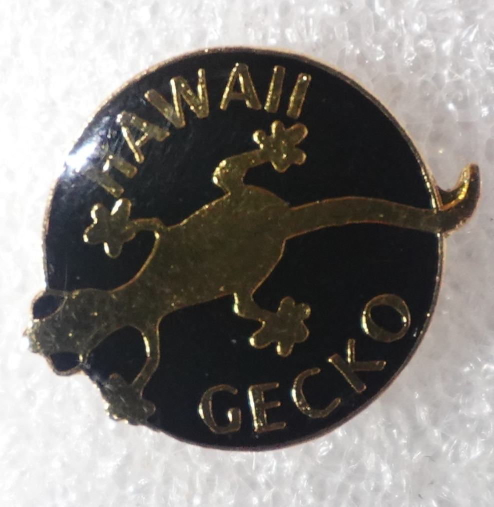 Hawaii Gecko Pin Black Gold Crawling Lizard Tropical Souvenir Emblem