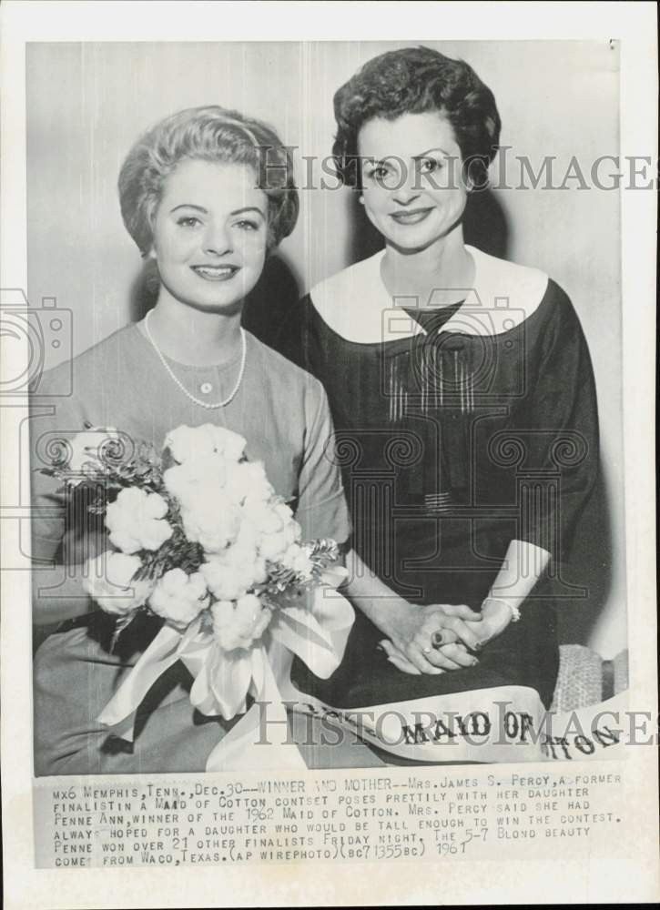 1961 Press Photo Maid of Cotton Penne Ann Percy poses with her mother in Memphis