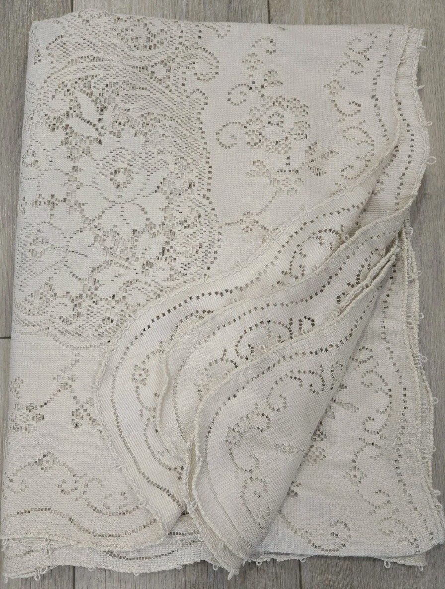 VTG Quaker Style Medallion Tablecloth 66x72\