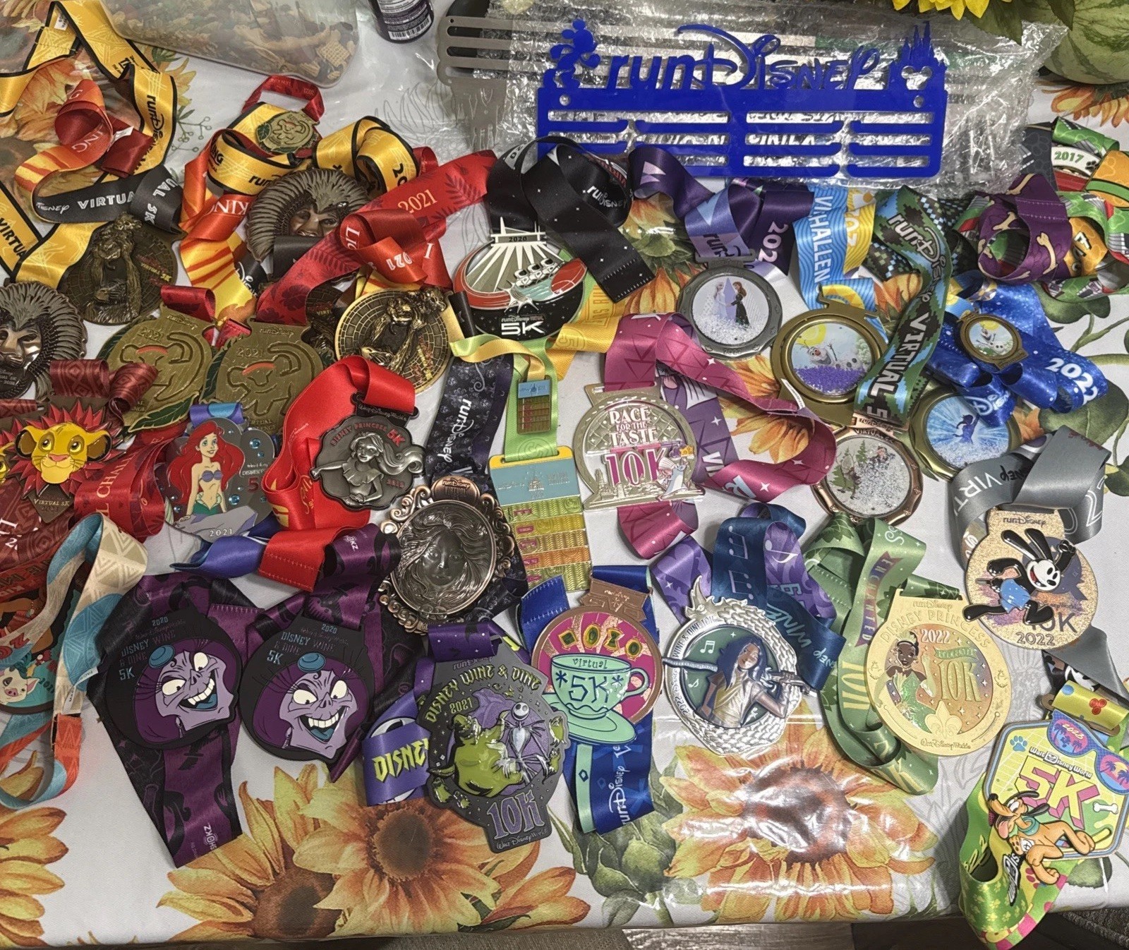 RunDisney Virtual Race & WDW Medal Set has 28 Medals  3Matching Pins,2holders