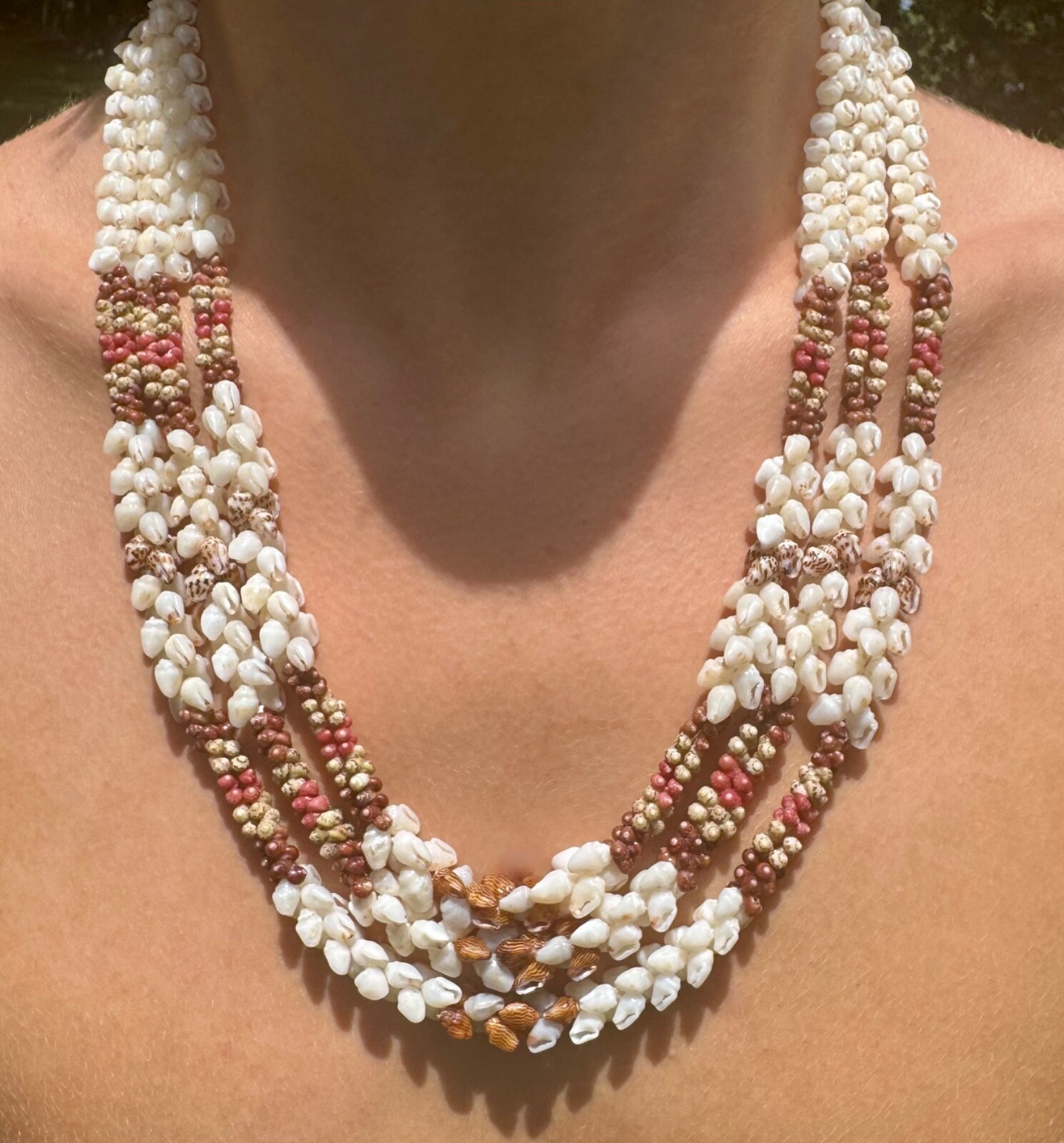 GENUINE HAWAIIAN NIIHAU 24, 25, AND 26, INCH CASCADING 3-STRAND KIPONA LEI GENUINE HAWAIIAN NIIHAU 24, 25, AND 26, INCH CASCADING 3-STRAND KIPONA LEI