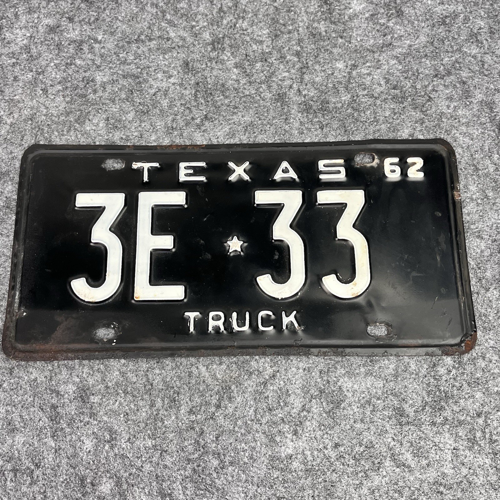 VINTAGE 1962 TEXAS LICENSE PLATE 3E 33 Black White Letter