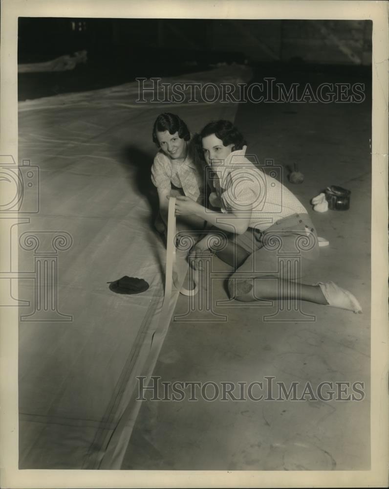 1934 Press Photo Goodyear Tire & Rubber Co girls & world\'s largest balloon
