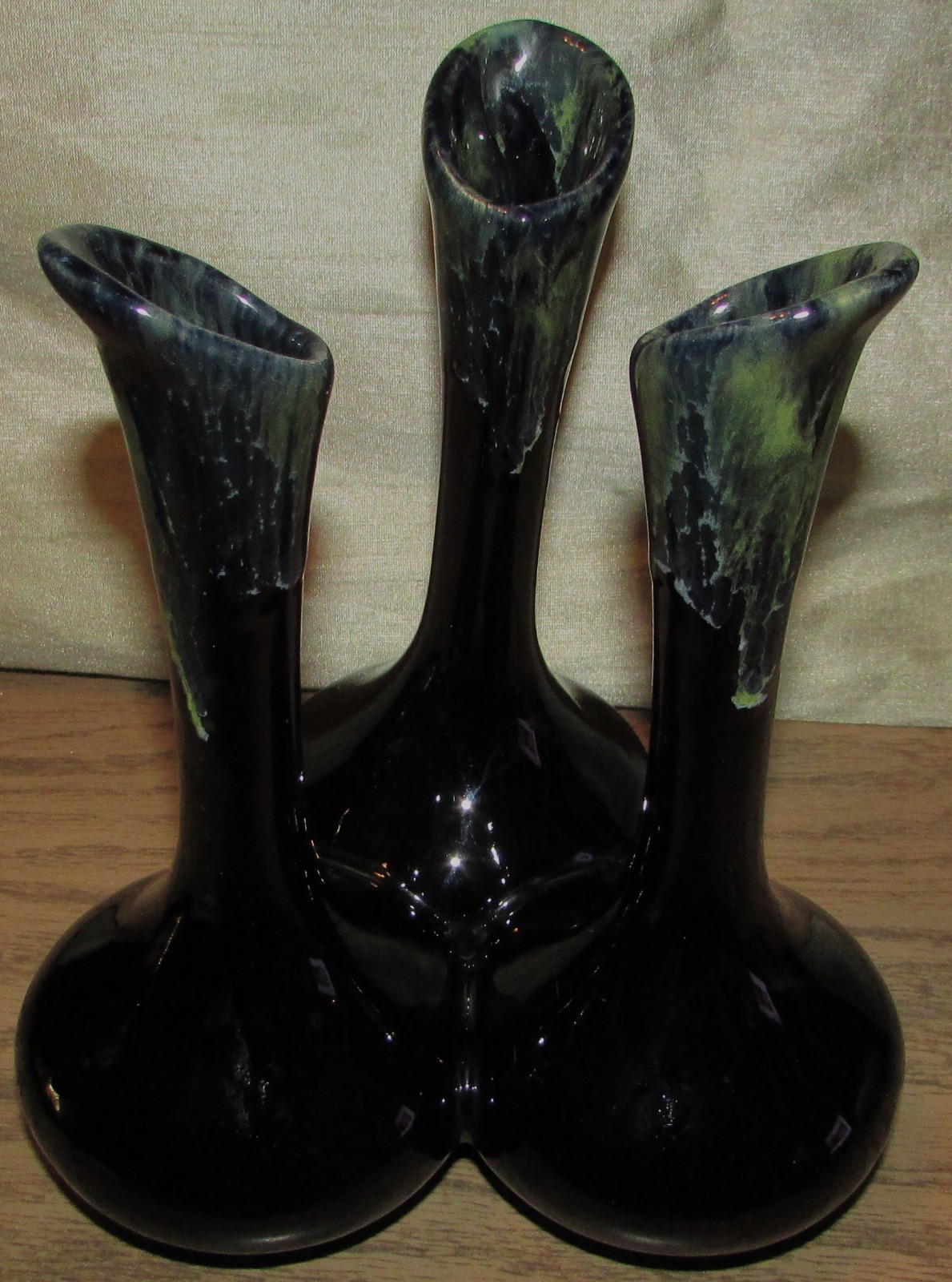 VINTAGE ANNA VAN BRIGGLE SIGNED BLACK TRIPPLE BUD VASE, 7 VINTAGE ANNA VAN BRIGGLE SIGNED BLACK TRIPPLE BUD VASE, 7