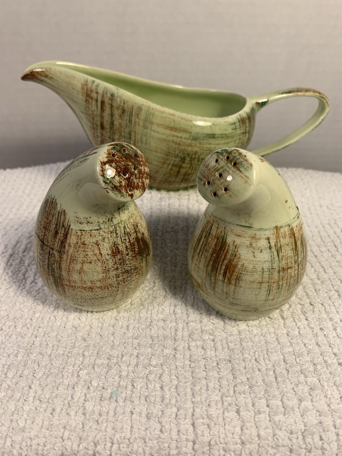 MCM “Raffia” Vernonware Green & Brown Brushstrokes Gravy Boat Salt & Pepper MCM “Raffia” Vernonware Green & Brown Brushstrokes Gravy Boat Salt & Pepper