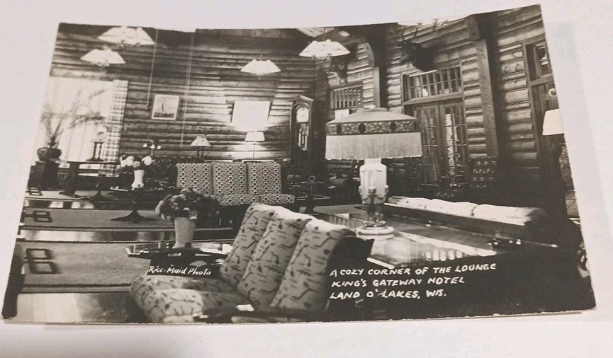 RPPC Land o\' Lakes Wisconsin King\'s Gateway Hotel Lounge Postcard