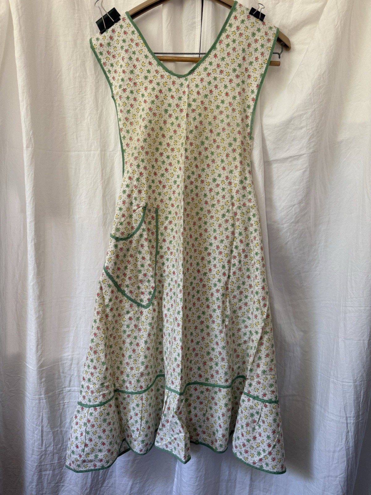 Vintage Full Apron Pocket Ruffle Floral Green Trim Grannycore