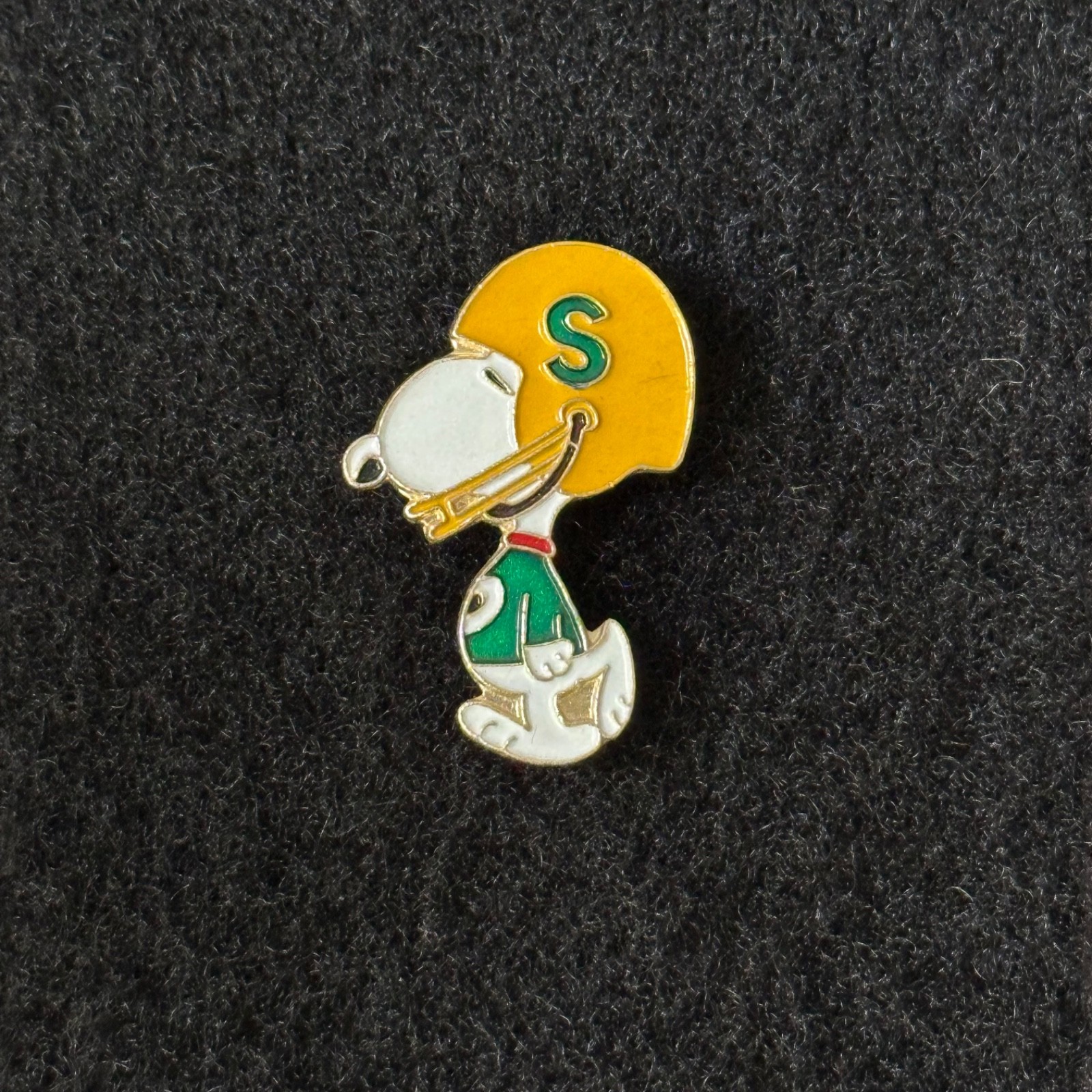 Vintage Snoopy Football Player ‘S’ Pin Aviva Peanuts United Feature Syndicate