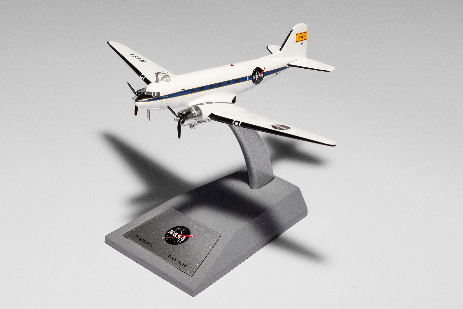 Inflight200 1:200 NASA DC-3 N817NA - IFDC3NASA817 - BRAND NEW