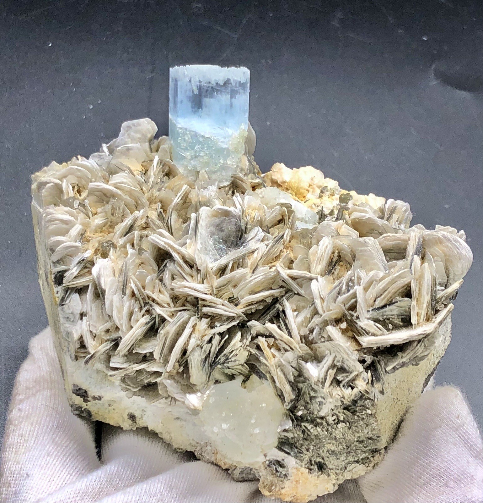 720G Beautiful Rare Edge Termination Aquamarine Crystal Combined With Muscoviite