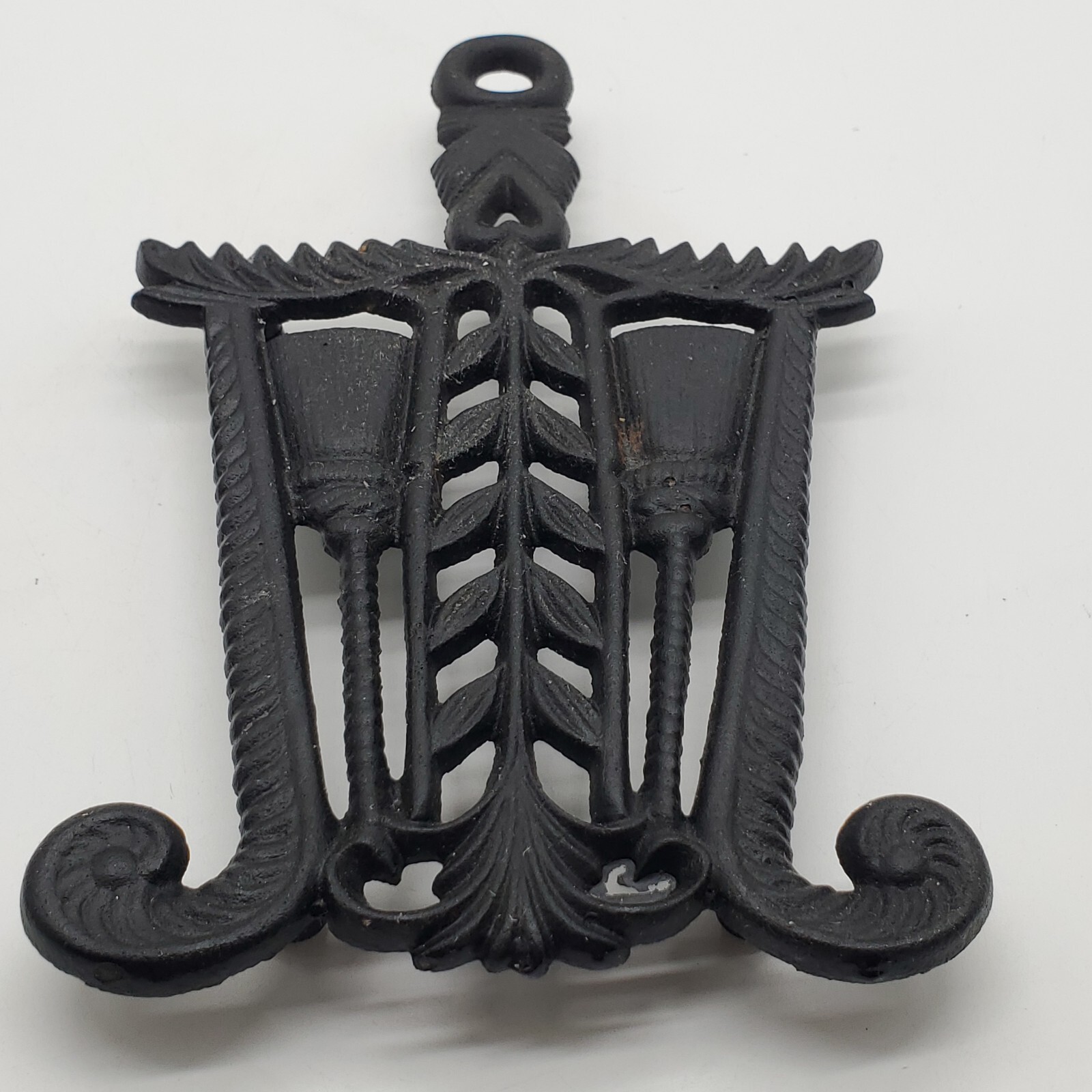 Vintage 1951 Grain & Tassel Cast Iron Trivet No T 6 Black 4 Legs Broom Style Vintage 1951 Grain & Tassel Cast Iron Trivet No T 6 Black 4 Legs Broom Style