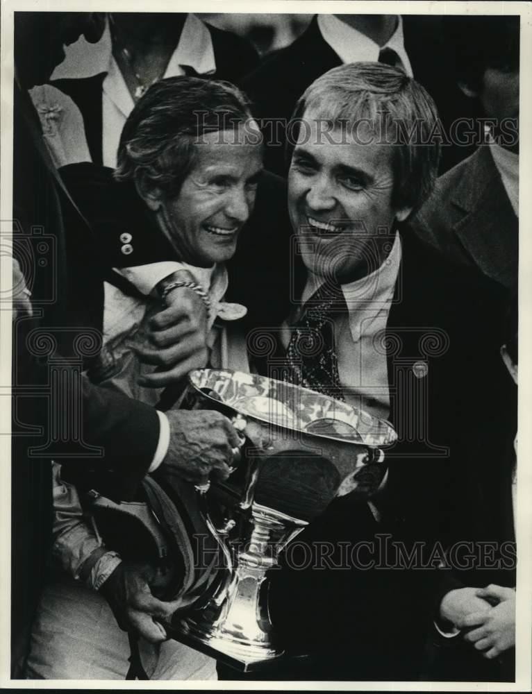 1977 Press Photo Jockey Bill Shoemaker & owner Albert Stall after Oaks win 1977 Press Photo Jockey Bill Shoemaker & owner Albert Stall after Oaks win
