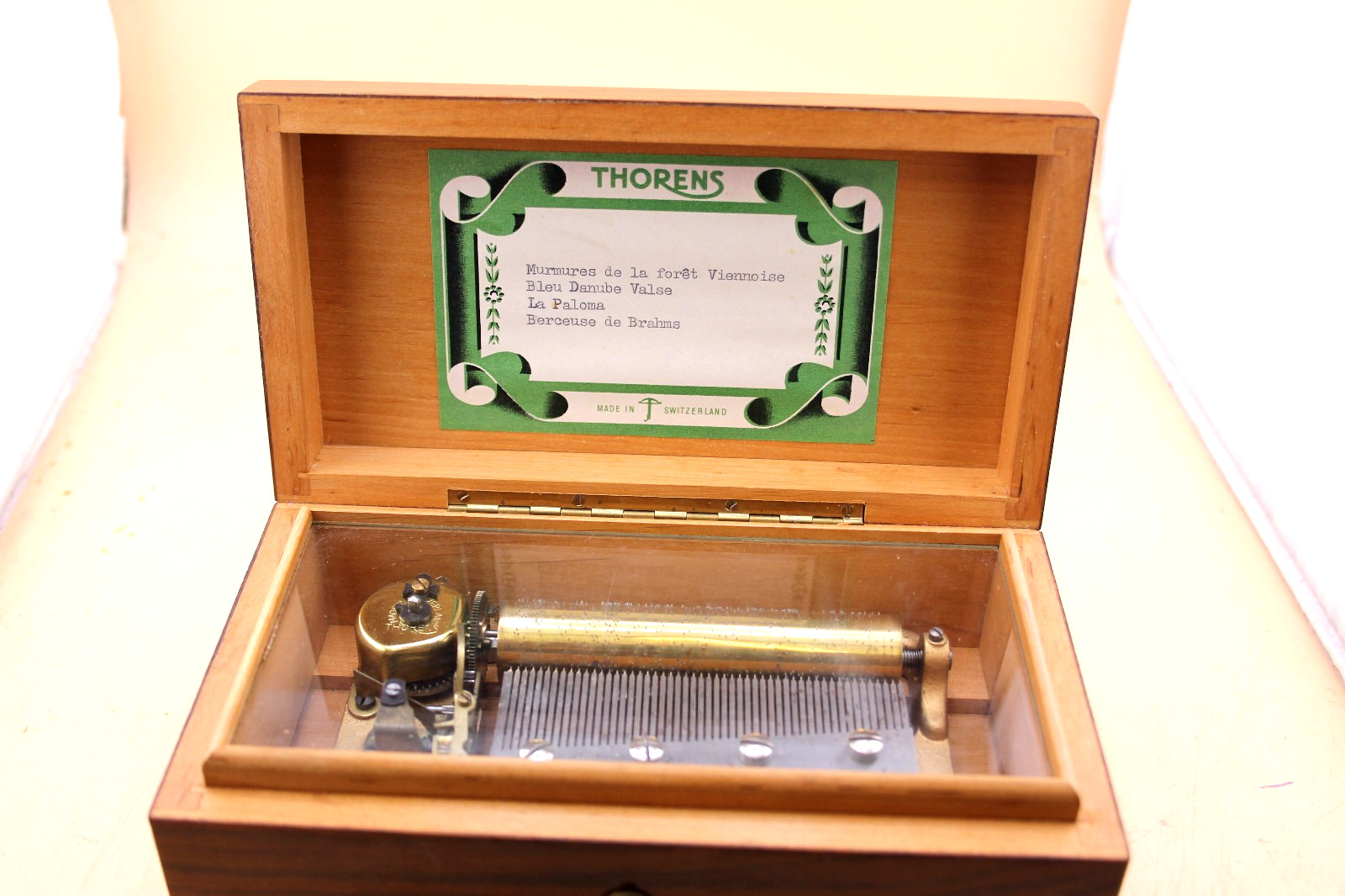 VINTAGE THORENS SWISS MUSIC BOX BEAUTUFUL WOOD CASE 52 KEYS PLAYS FOUR SONGS