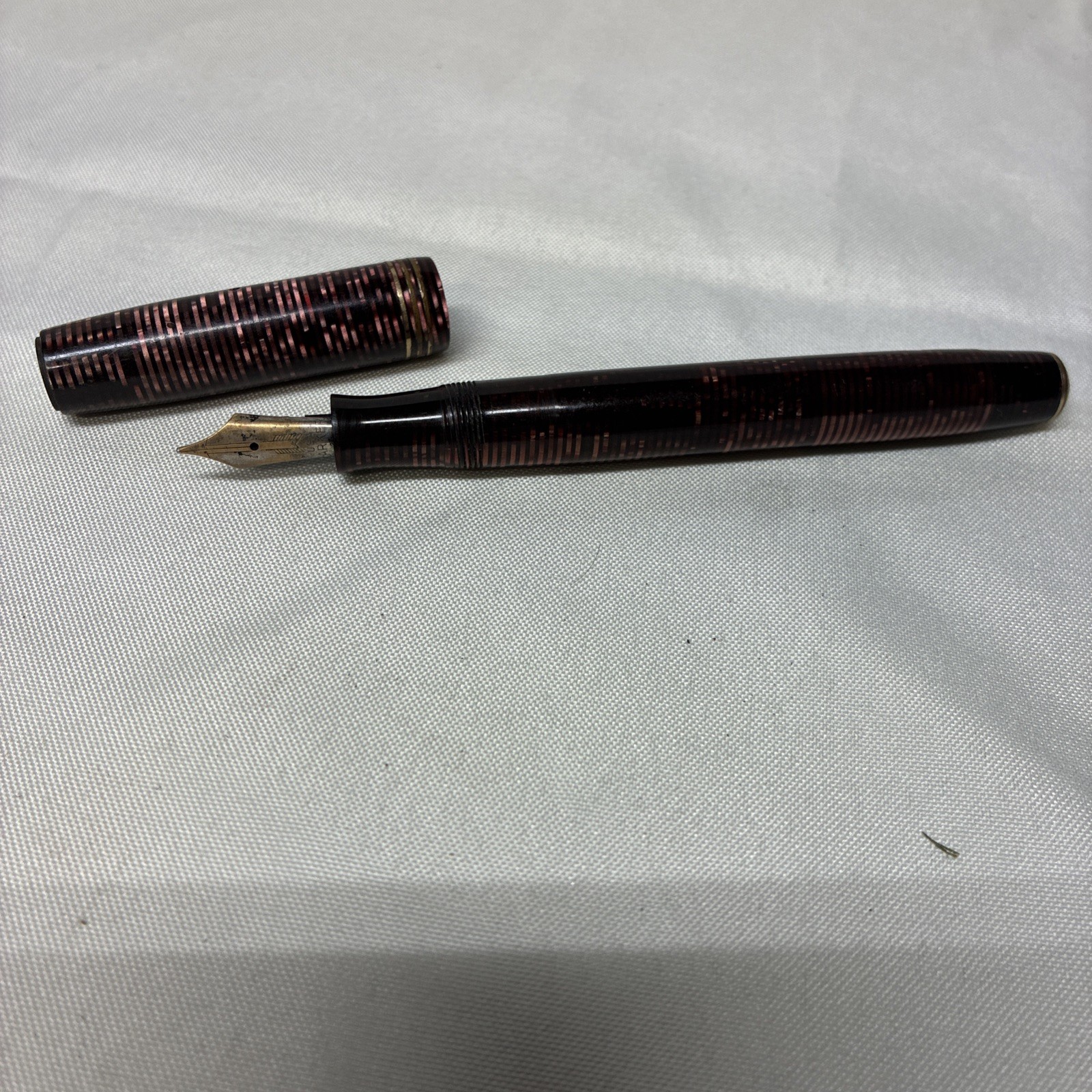 Vintage Parker Vacumatic Fountain Pen. Burgundy Pearl Finish Vintage Parker Vacumatic Fountain Pen. Burgundy Pearl Finish
