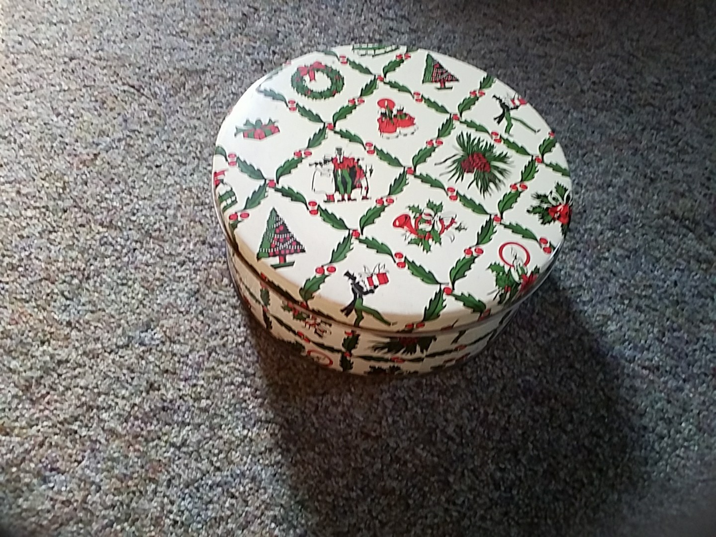 Vintage Christmas Metal Storage Tin Cannister Wreath Holly Round 8\