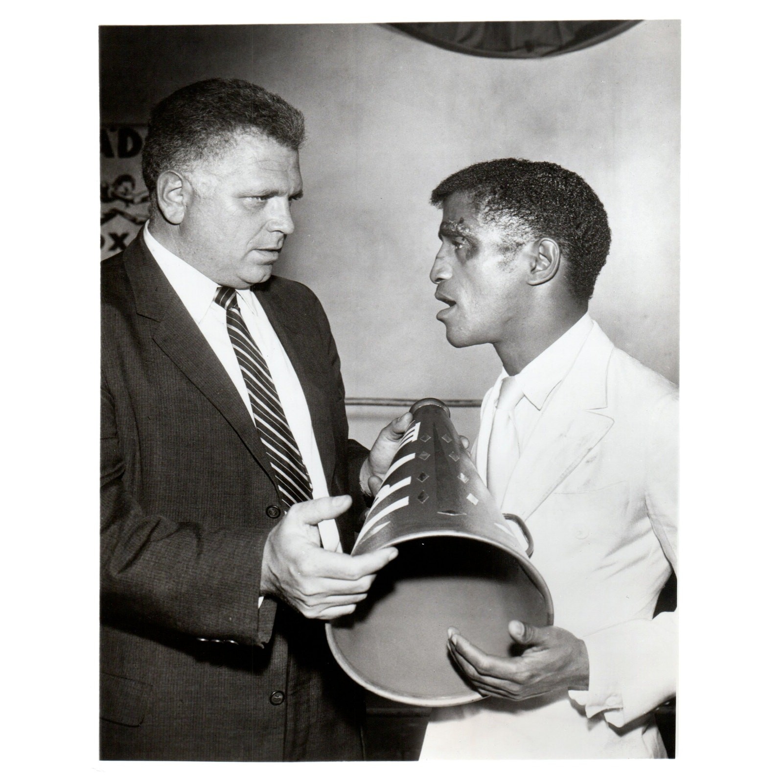 c1960 Press Photo Press Photo Sammy Davis Jr. Bert Freed Memory In White TJ7-2