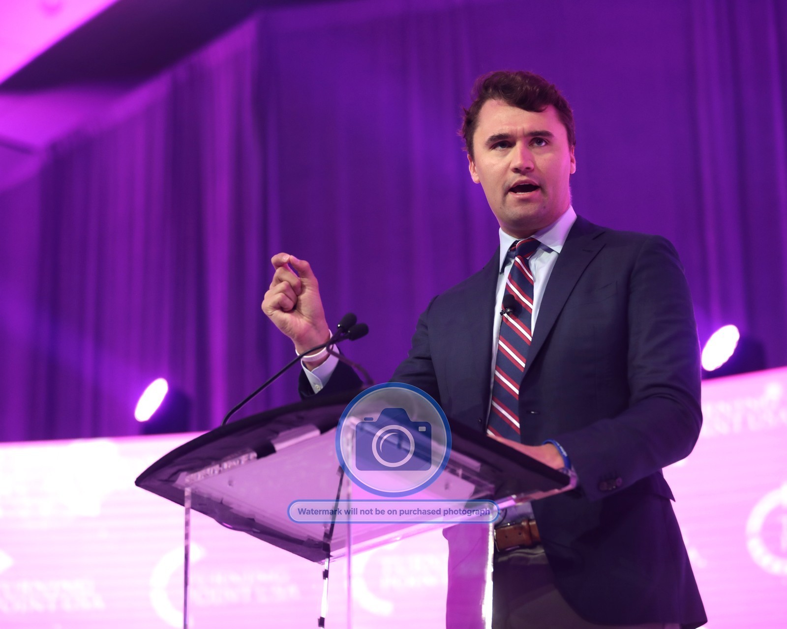 CHARLIE KIRK SPEAKING YOUNG WOMEN'S LEADERSHIP SUMMIT 2021 8X10 PHOTO