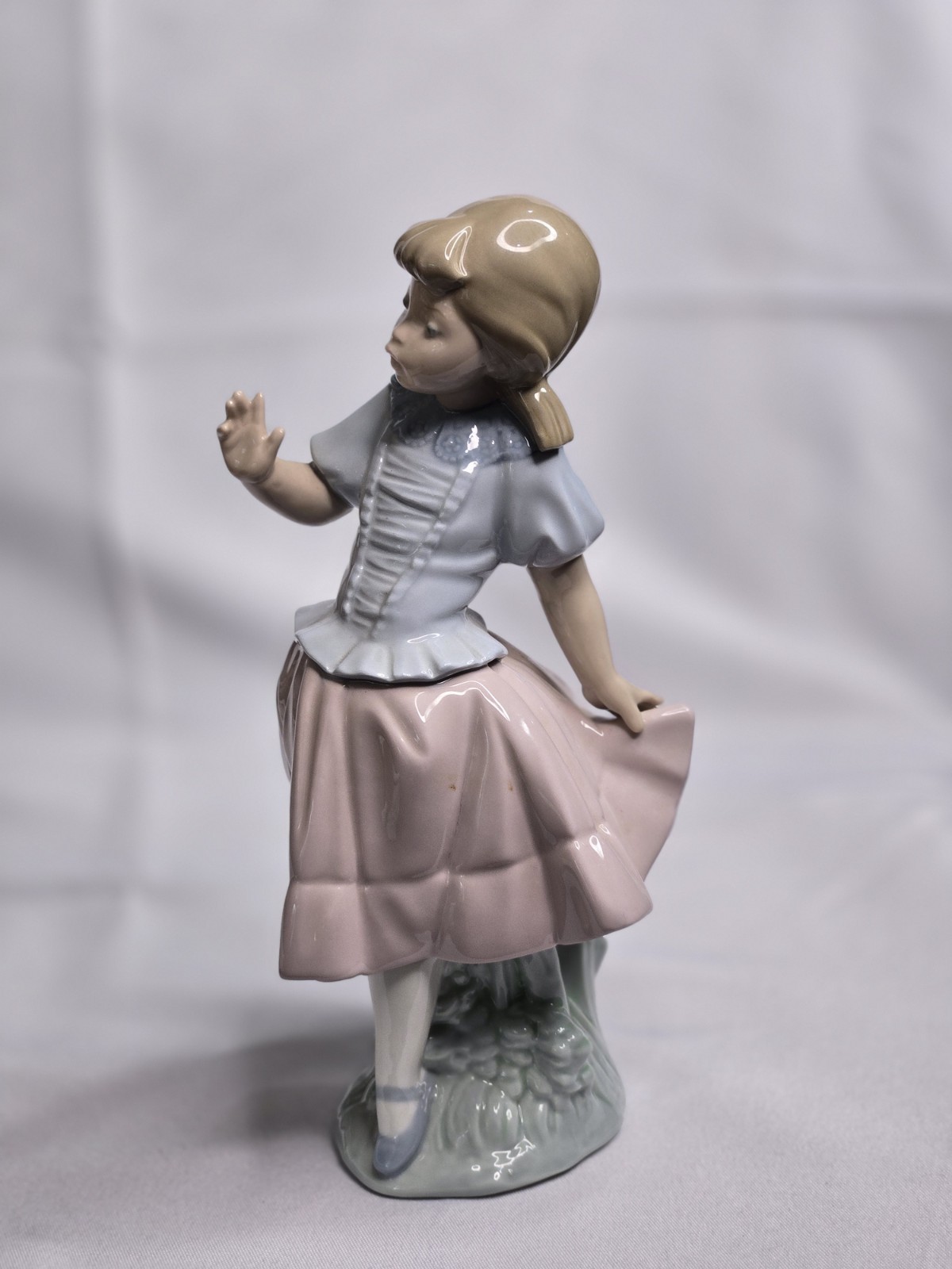RARE 1981 LLADRO NAO Village Girl Holding Pink Skirt w Blue Shirt MINT COND