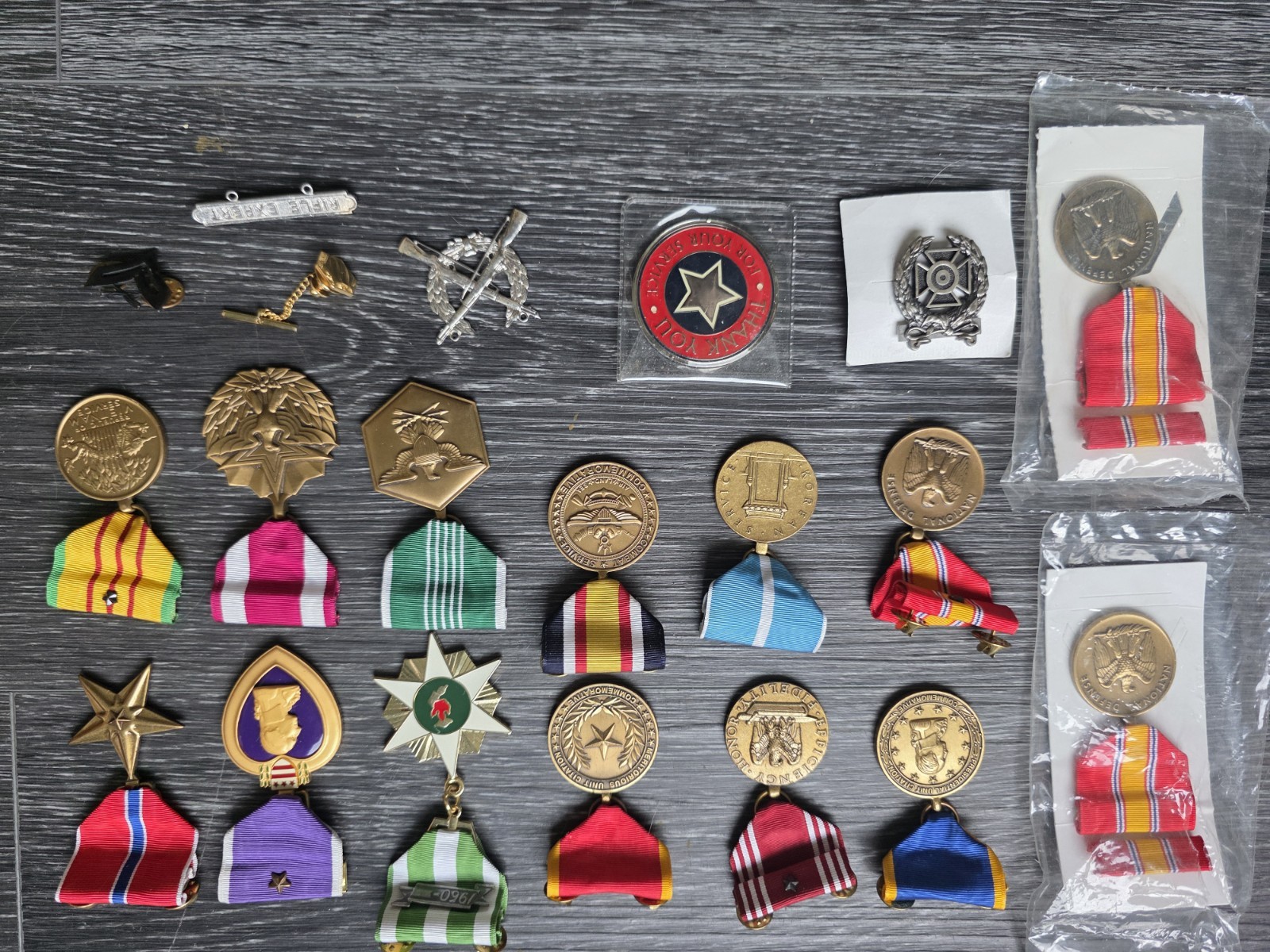 Nice Lot Of 21 Military Pins & Misc Purple Heart / Rifleman Gallentry In Action