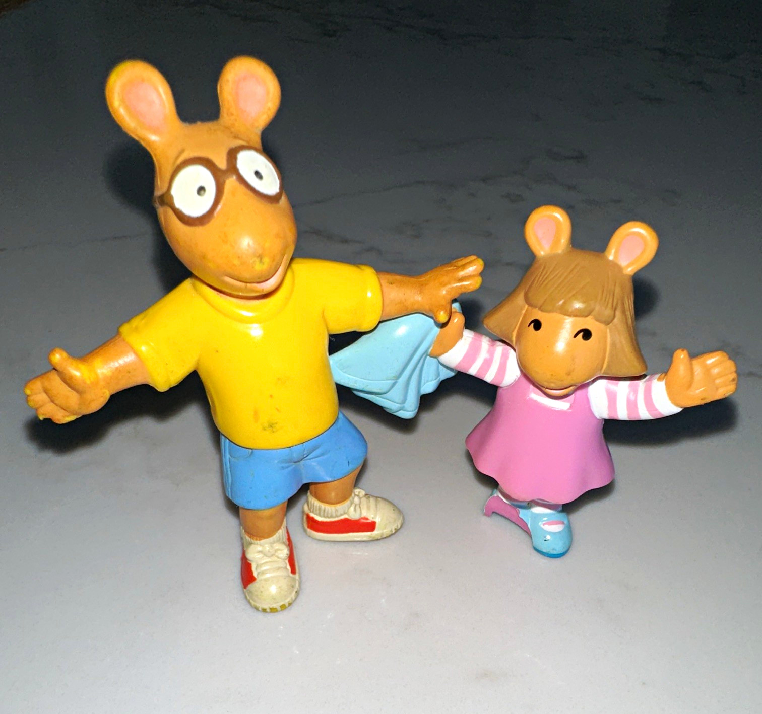 Hasbro Arthur & D.W. Figurines Lot of 2 Plastic Vintage 1996 Arthur TV Show.