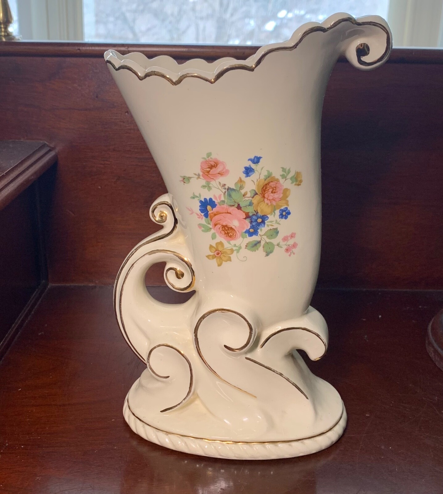 BEAUTIFUL HULL POTTERY FLORAL CORNUCOPIA STYLE VASE, 10