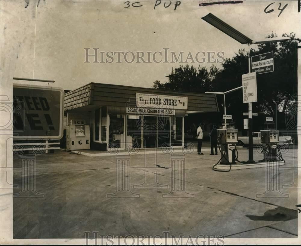 1970 Press Photo Murder scene at the storeroom area at 3720 Magazine - noc90365 1970 Press Photo Murder scene at the storeroom area at 3720 Magazine - noc90365