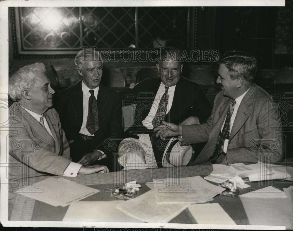 1932 Press Photo members of the Democratic Resolutions Committee in a huddle