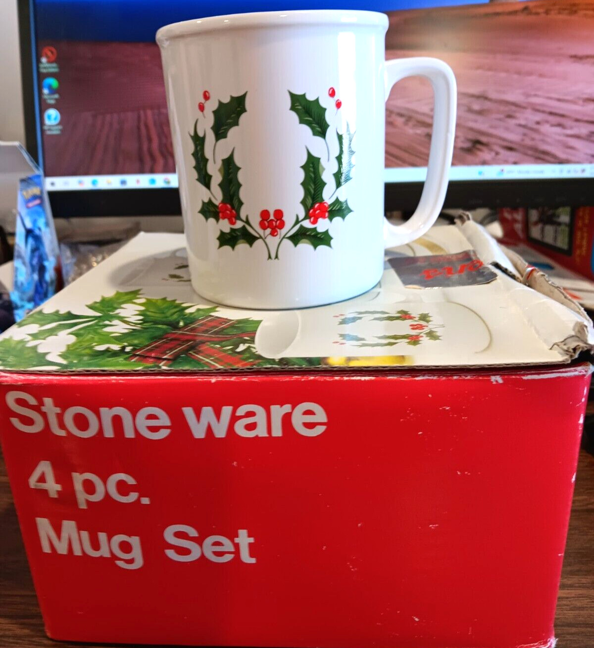 (SET OF FOUR) 9 oz WHITE HOLLY CHRISTMAS COFFEE MUGS, 4