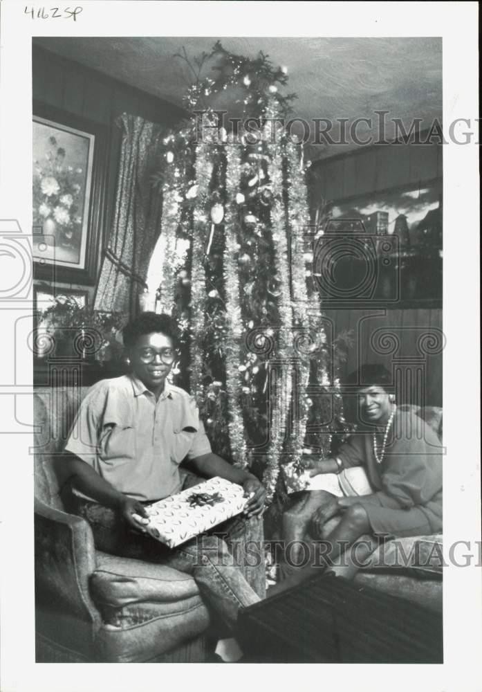 1989 Press Photo Lee Porter and son, Dennis Wiley, sit next to Christmas tree.