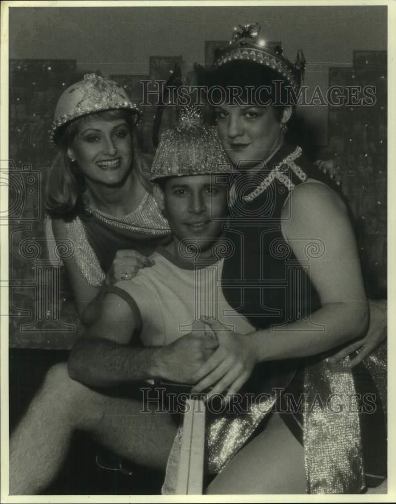 1982 Press Photo Man & women at party in New Orleans - noc10982
