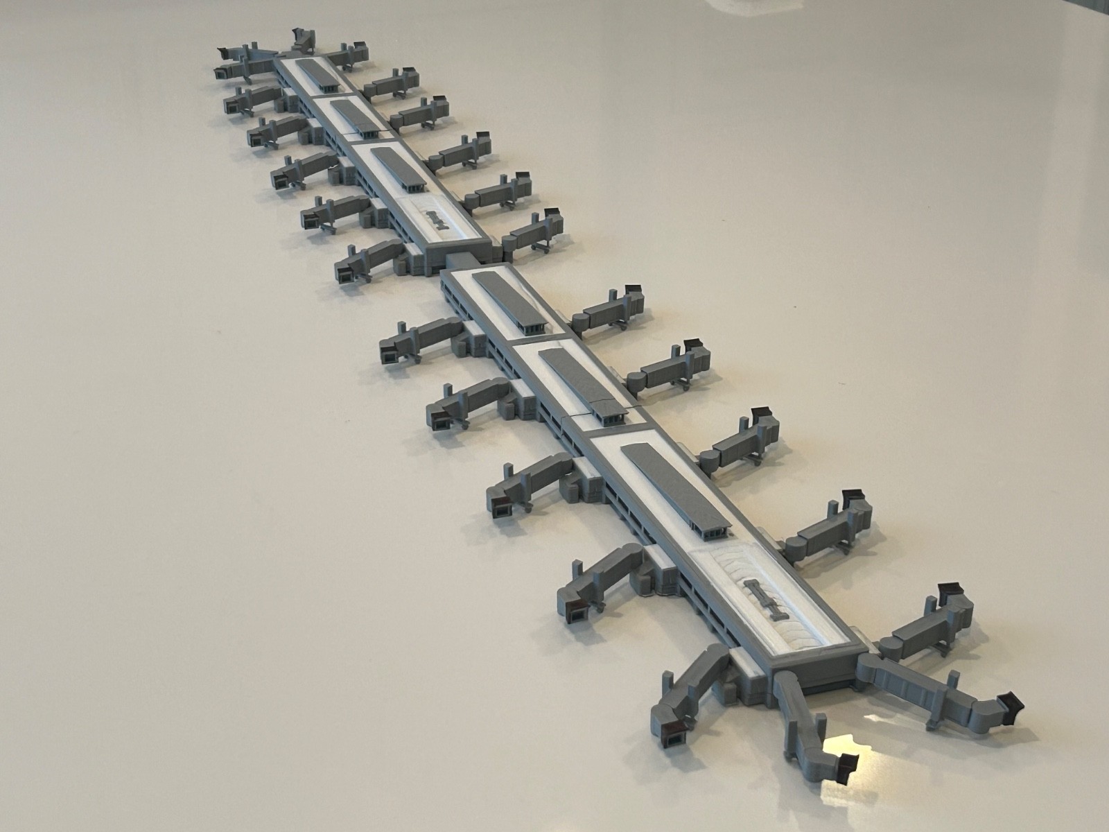 1:400 Scale Model Airport Terminal, Comes With 26 Adjustable Jetbridges.