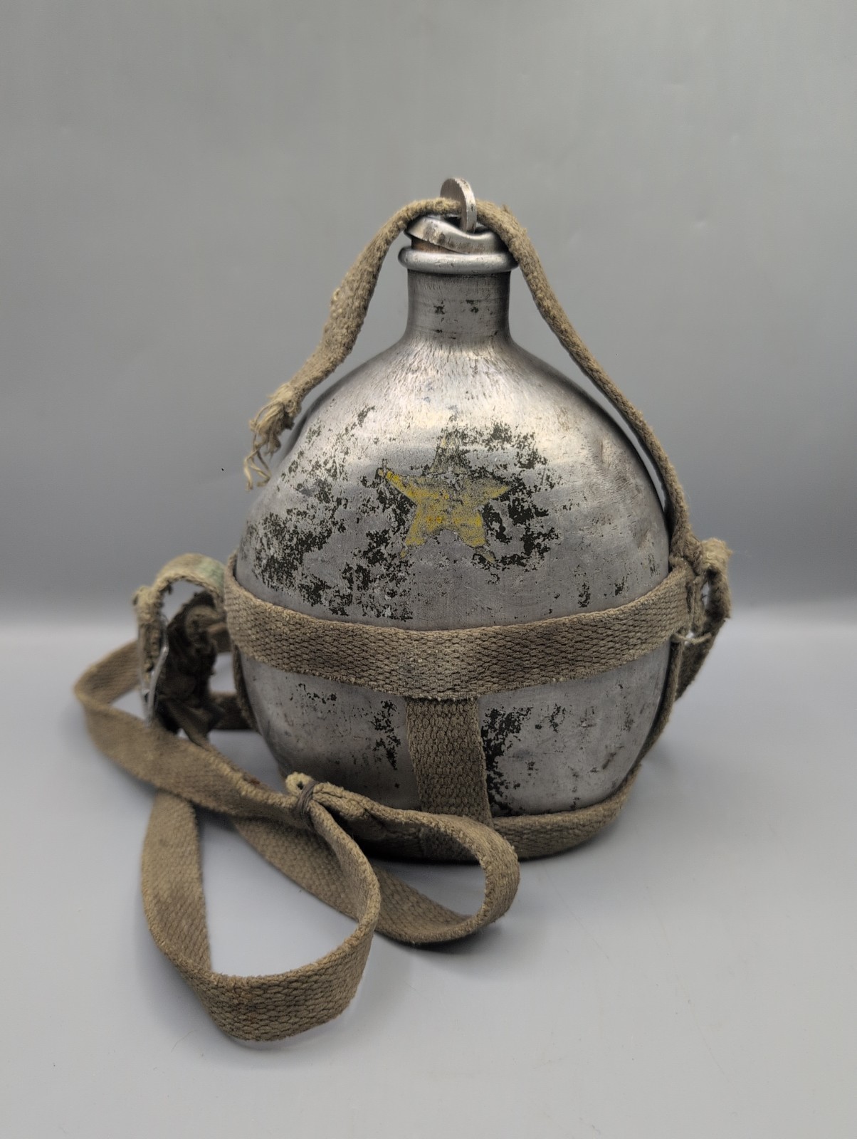 Korean War RARE N Korean military canteen with 1 white star and carry strap