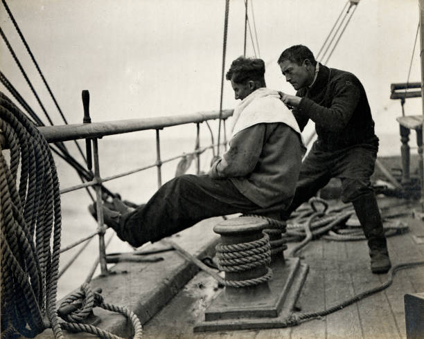 Lieutenant Rennick cuts Lillie\'s hair New Zealand 1910 British Ant .. Old Photo