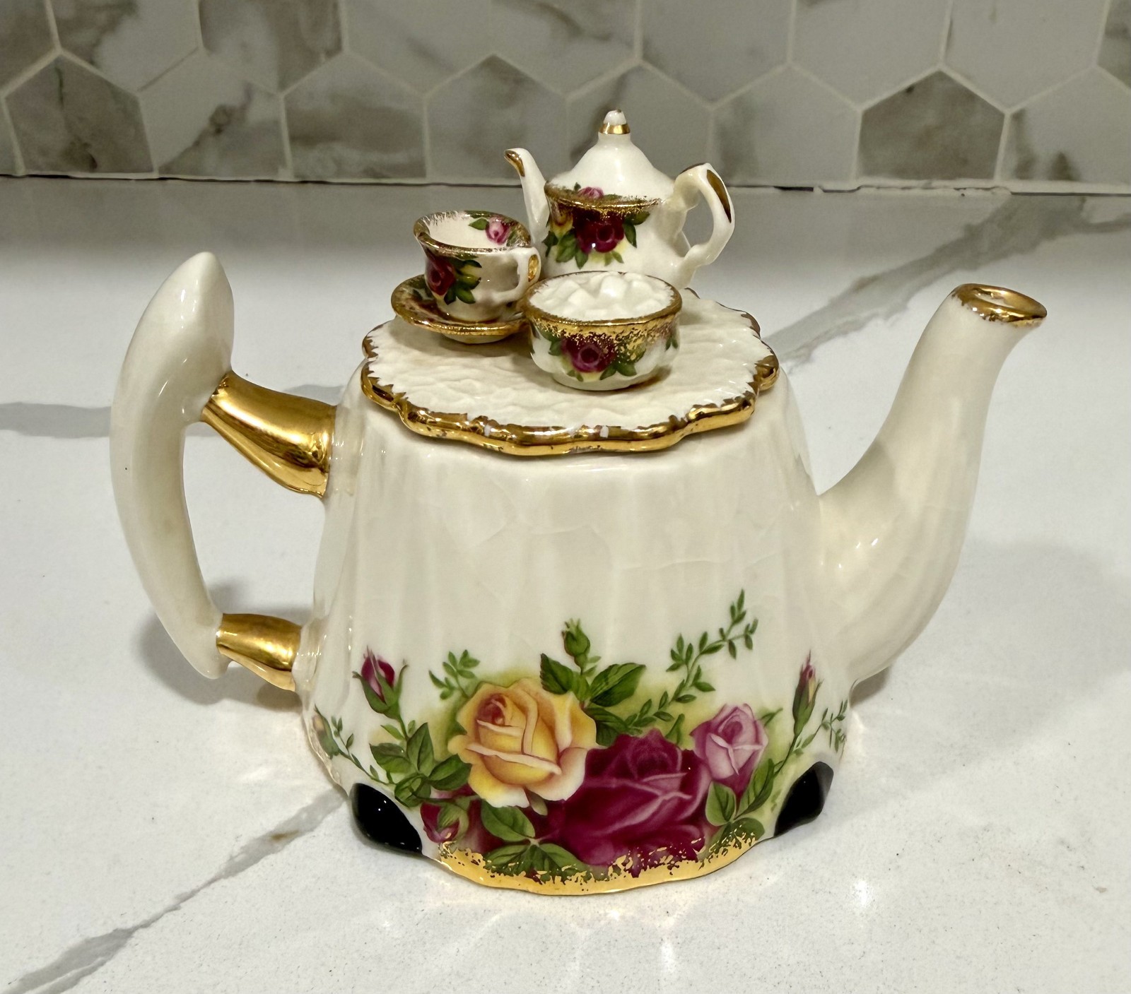 VTG 1996 Royal Albert Old Country Roses Novelty Teapot Mini Tea Set On Lid Decor VTG 1996 Royal Albert Old Country Roses Novelty Teapot Mini Tea Set On Lid Decor