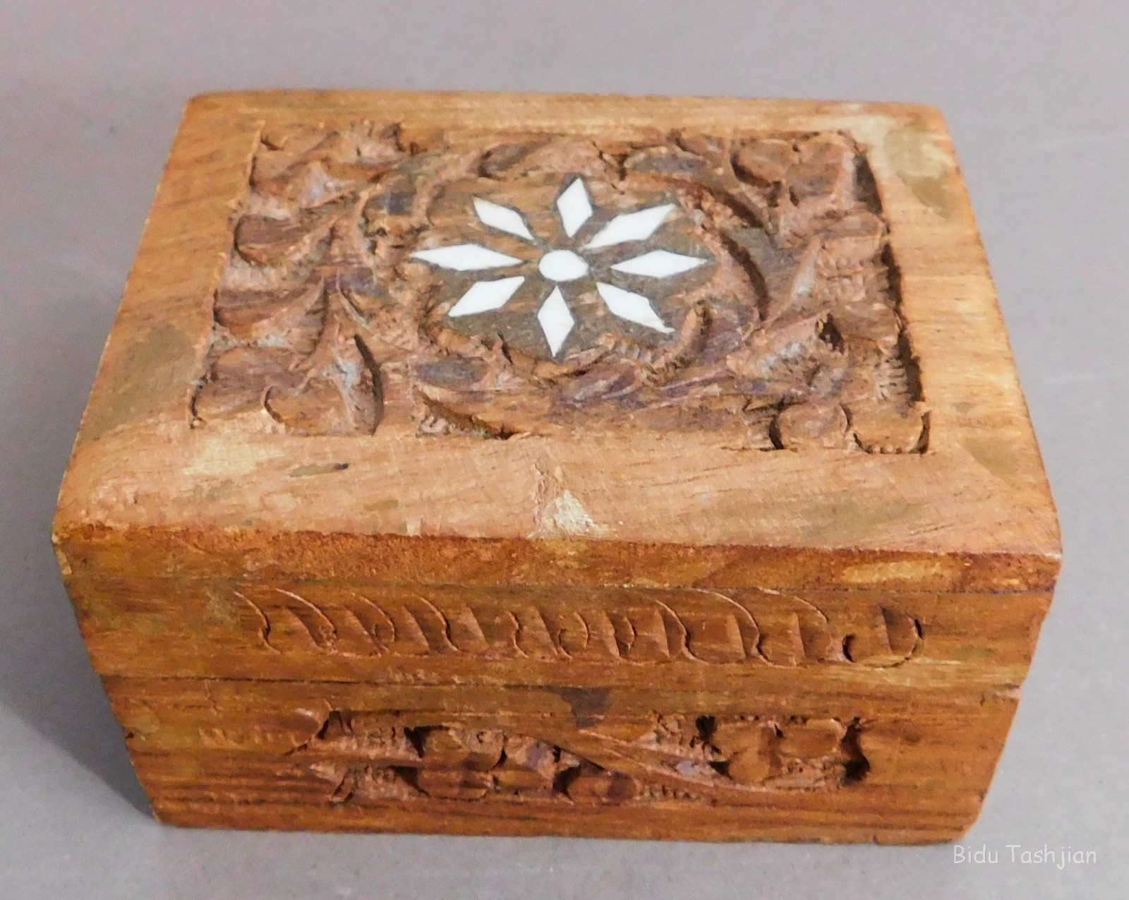 VINTAGE INDIAN ROSEWOOD HAND CARVED TRINKET BOX INLAY SWEET UNIQUE VINTAGE INDIAN ROSEWOOD HAND CARVED TRINKET BOX INLAY SWEET UNIQUE