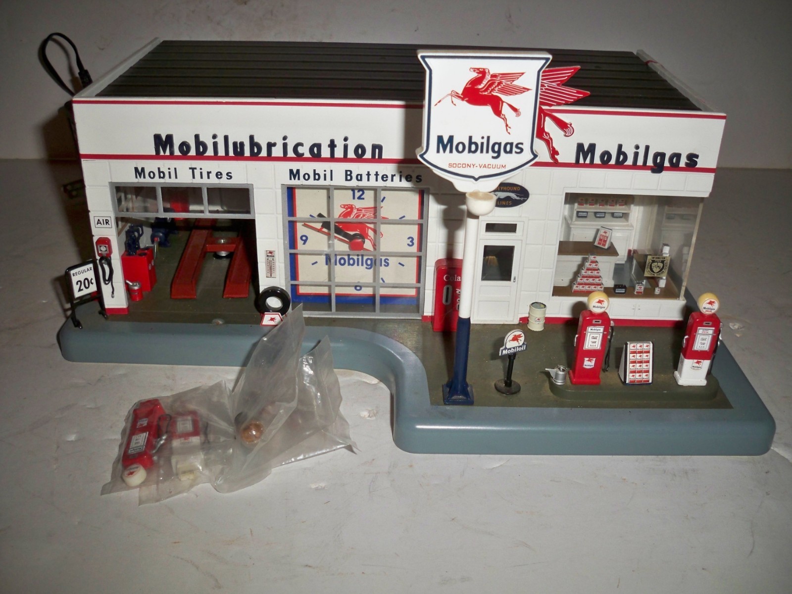 Danbury Mint 1950\'s Mobil Gas Lighted Garage Service Station w/ Clock