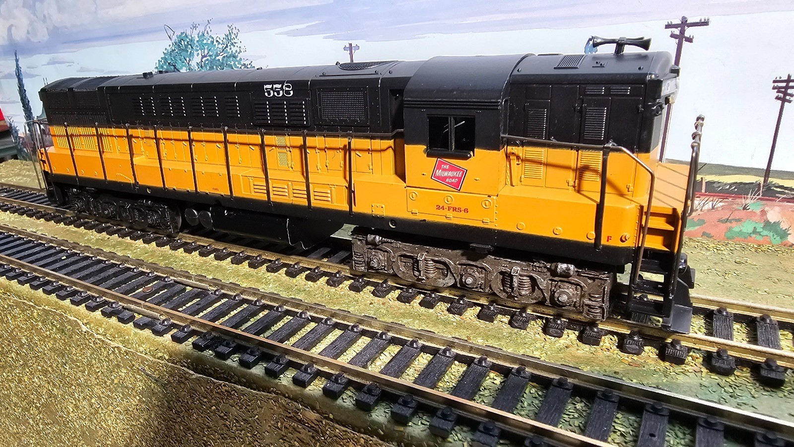HO Athearn 4322 Milwaukee Road H24-66 Trainmaster #558 MINT
