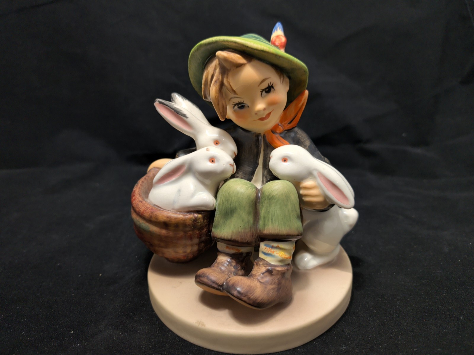 GOEBEL HUMMEL FIGURINE - Girl With Bunnies - PLAYMATES #58/1 , Signed 