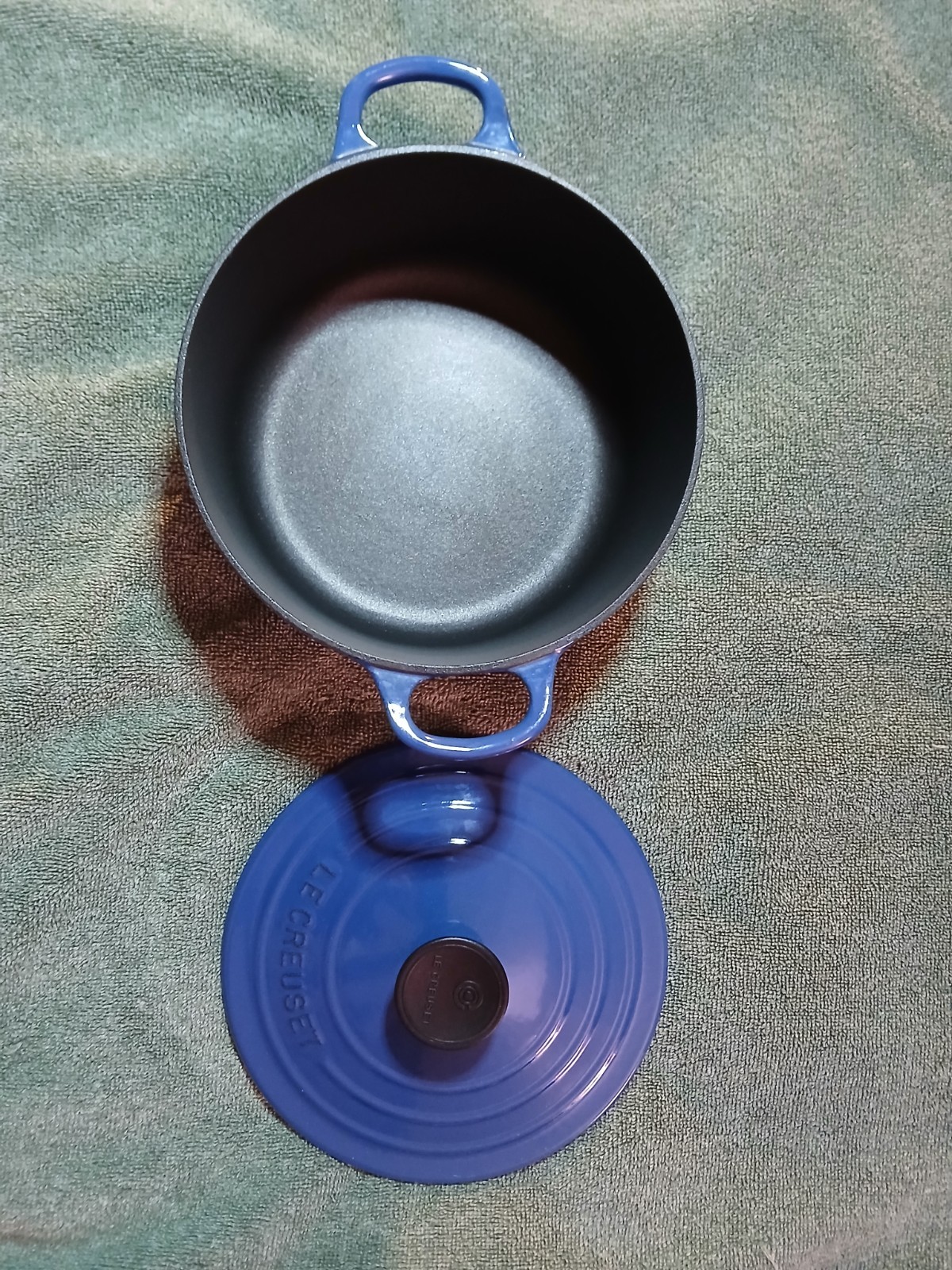Le Creuset Dutch Oven 2 qt. 1.9 L #18 Cobalt Indigo Blue Round Cast Iron Enamel Le Creuset Dutch Oven 2 qt. 1.9 L #18 Cobalt Indigo Blue Round Cast Iron Enamel