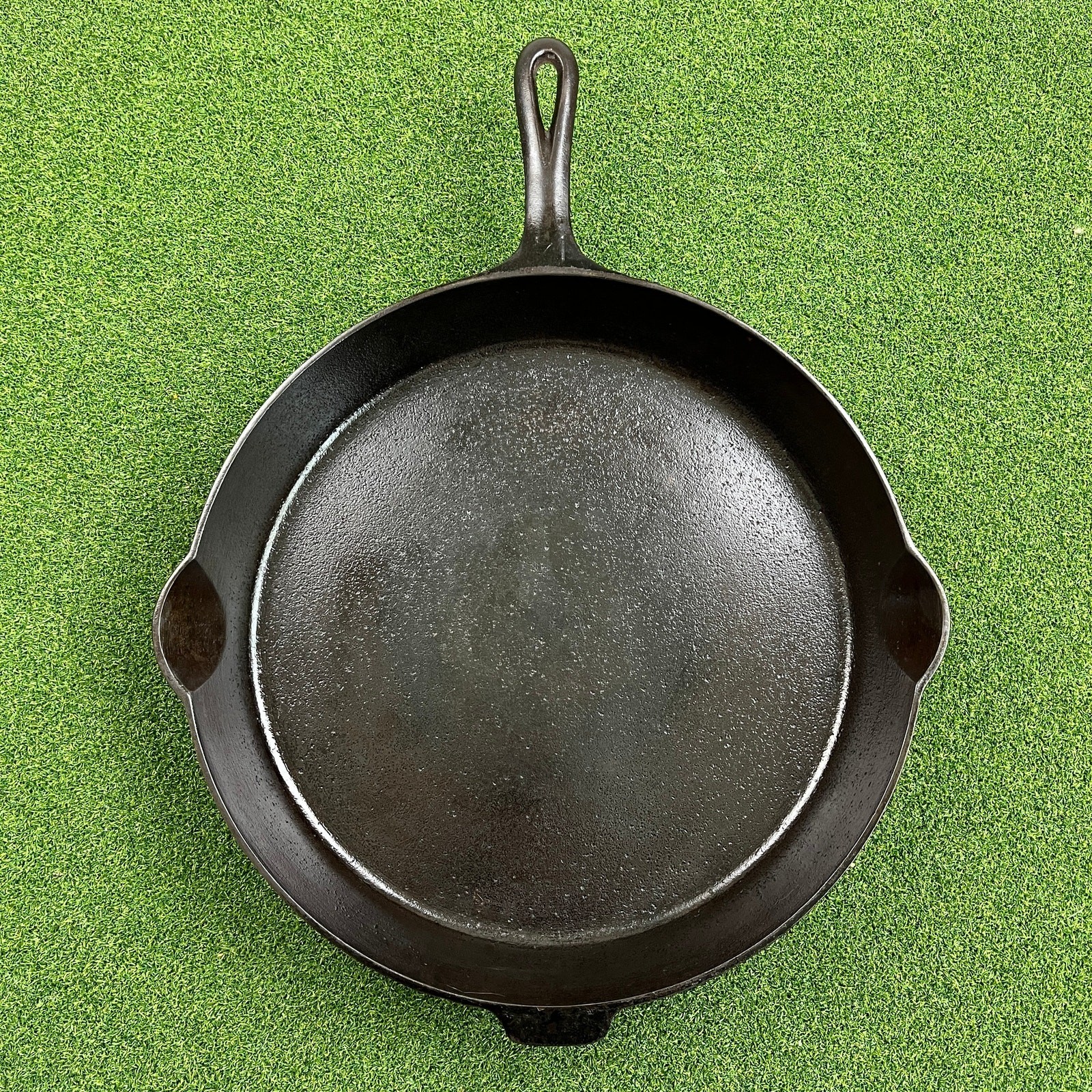 Vintage Griswold No 14 Cast Iron Skillet Large Block Logo Heat Ring 718 
