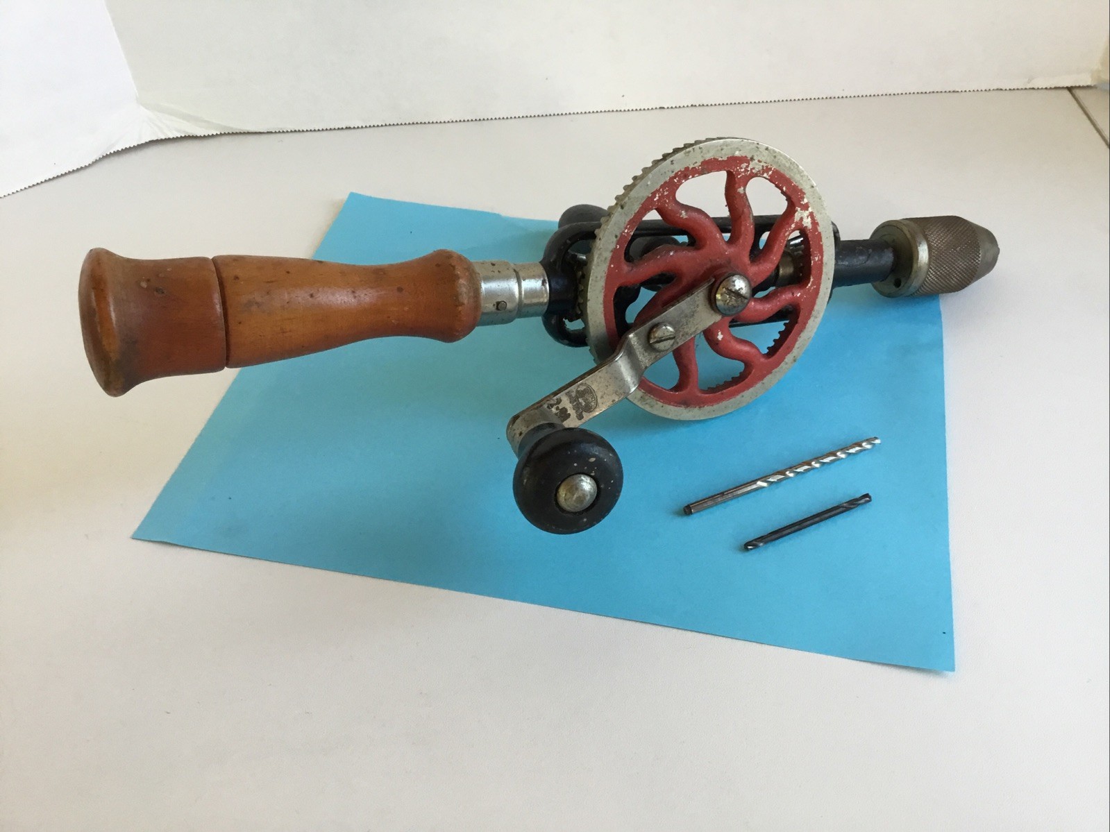 Vintage SOJO (BY MILLER FALLS) Hand Crank Egg Beater Drill #2-01 with 2 bits USA