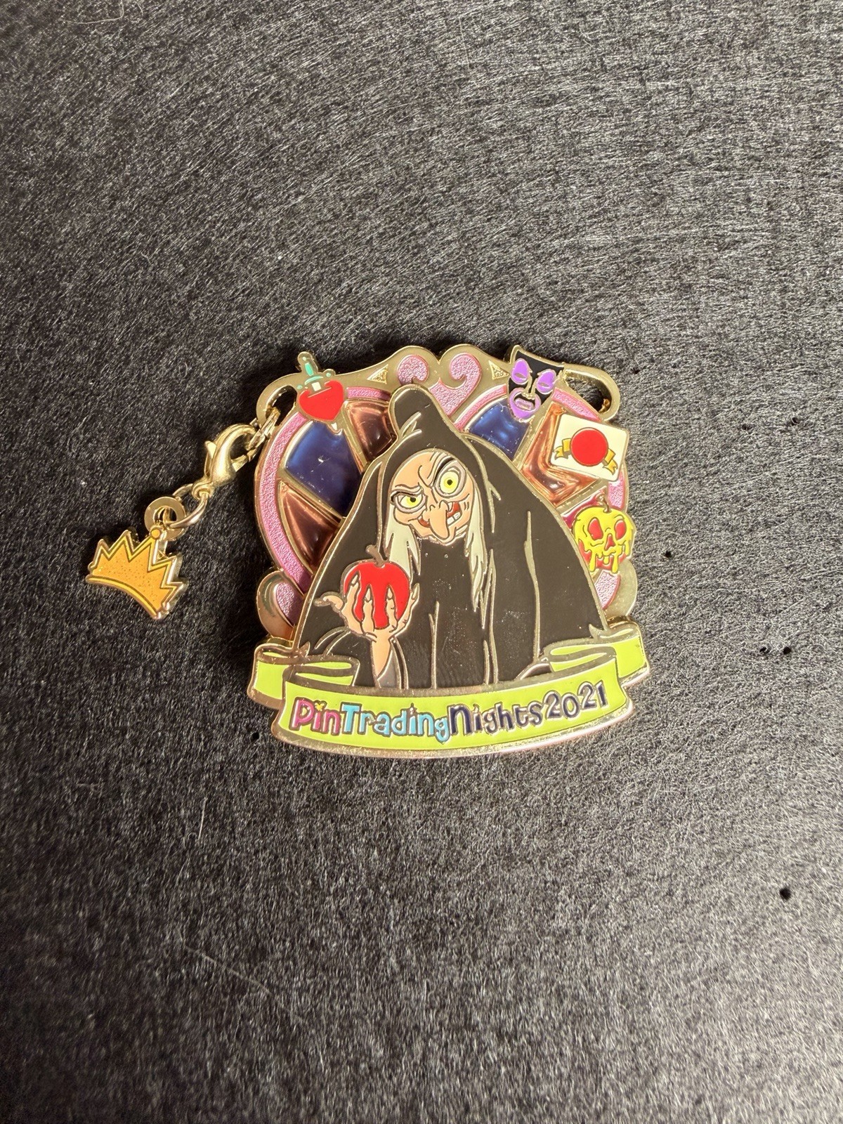 2021 HKDL Pin Trading Night Snow White And Evil Queen Old Hag 2021 HKDL Pin Trading Night Snow White And Evil Queen Old Hag